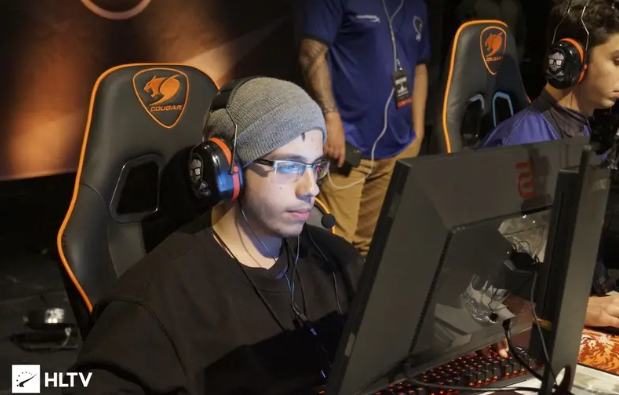 己在球场上 己在球场上